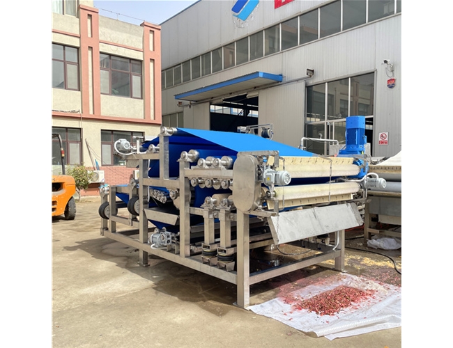 某食品廠訂購的1臺帶式果蔬榨汁機，試機檢驗合格準備發(fā)貨！
